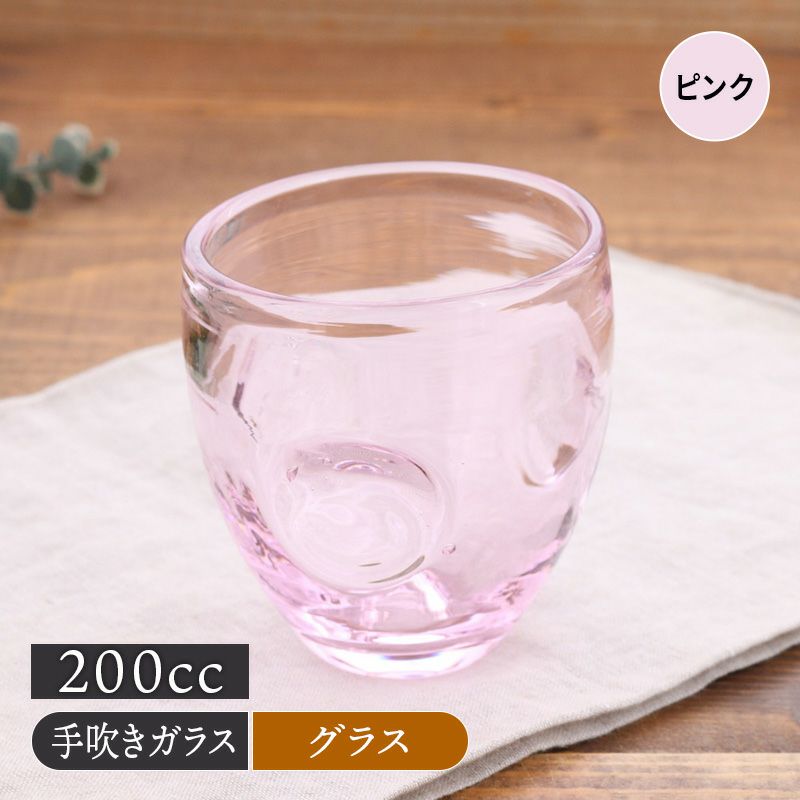やさしいピンク色がかわいい、手吹きのガラスカップ