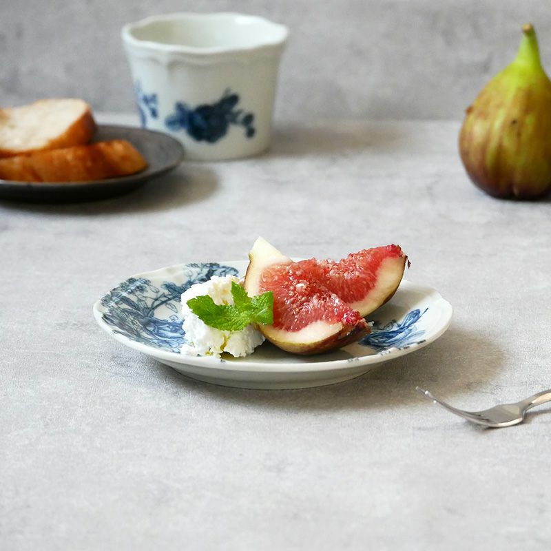 エレガントなアンティーク風プレート。