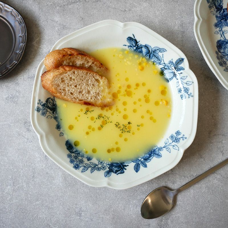 エレガントなアンティーク風スープ皿。