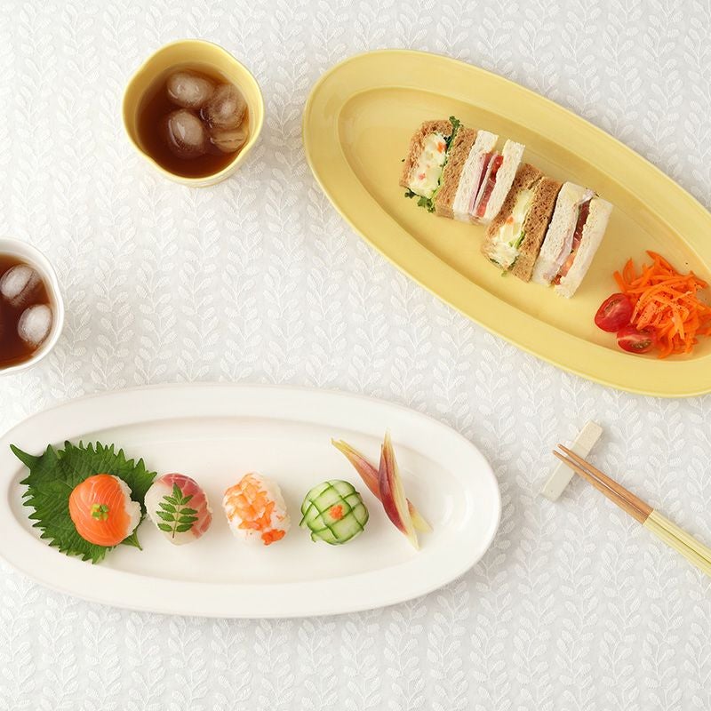 カフェ気分が楽しめる、爽やかカラーのオーバルプレート。