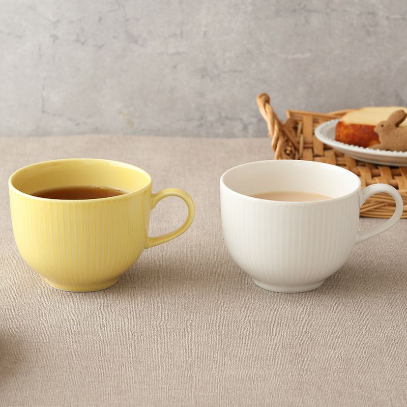 カフェ気分が楽しめる、爽やかカラーのカップ。