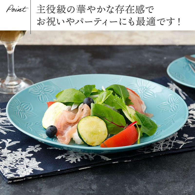 おしゃれな花柄で食卓が華やぐ、カラフルなプレート。