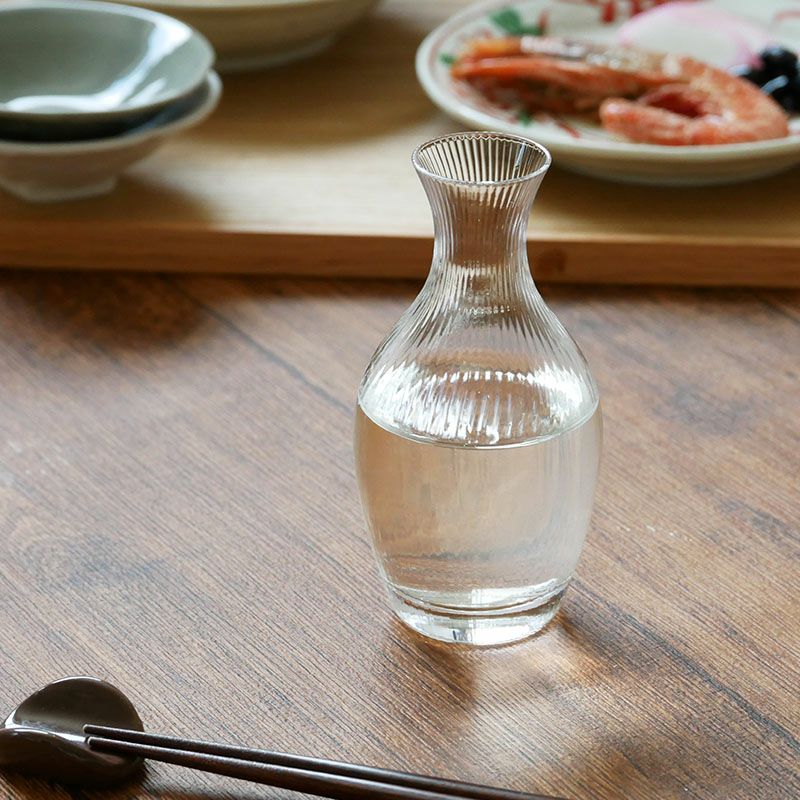 ひとつひとつ手作業で生産された手吹きガラスの徳利