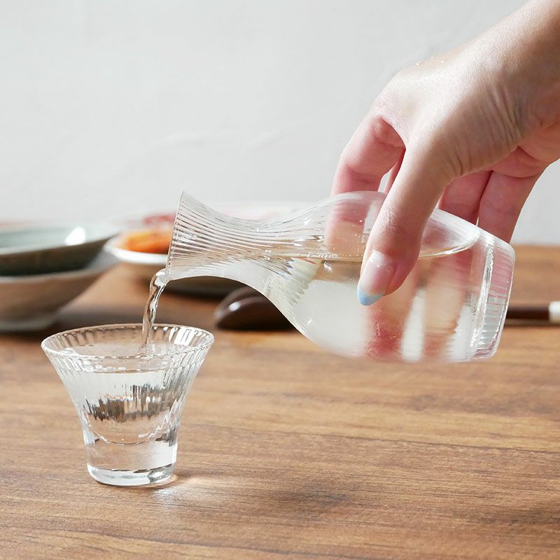 ひとつひとつ手作業で生産された手吹きガラスの徳利