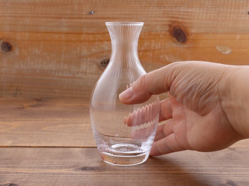 ひとつひとつ手作業で生産された手吹きガラスの徳利