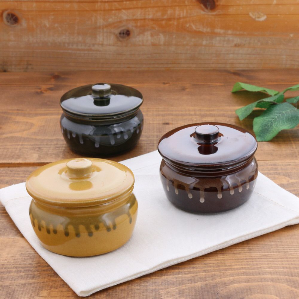 昔ながらのレトロ雰囲気。ふた付き陶製保存容器
