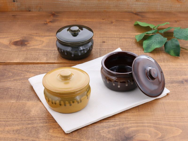 昔ながらのレトロ雰囲気。ふた付き陶製保存容器