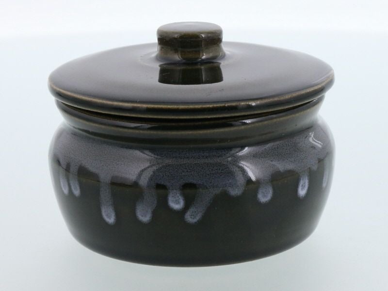 昔ながらのレトロ雰囲気。ふた付き陶製保存容器