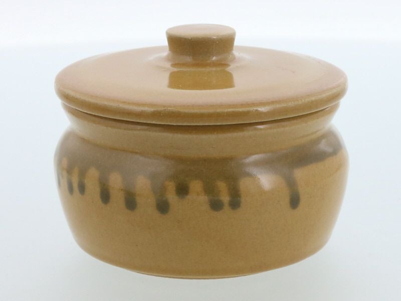 昔ながらのレトロ雰囲気。ふた付き陶製保存容器