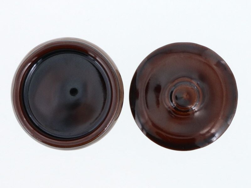 昔ながらのレトロ雰囲気。ふた付き陶製保存容器