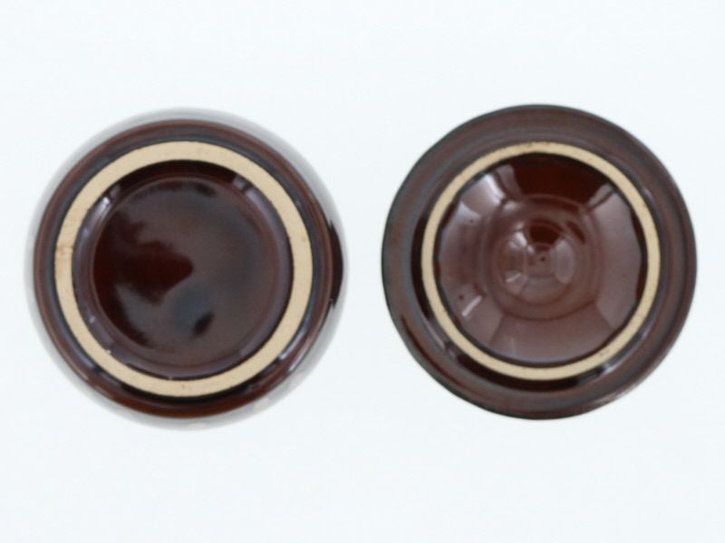 昔ながらのレトロ雰囲気。ふた付き陶製保存容器