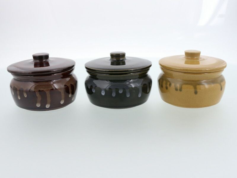 昔ながらのレトロ雰囲気。ふた付き陶製保存容器
