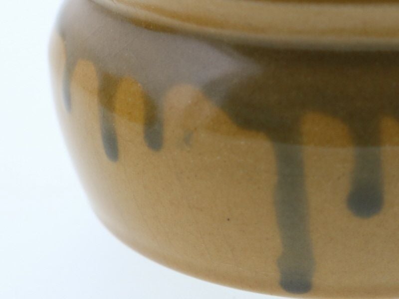 昔ながらのレトロ雰囲気。ふた付き陶製保存容器