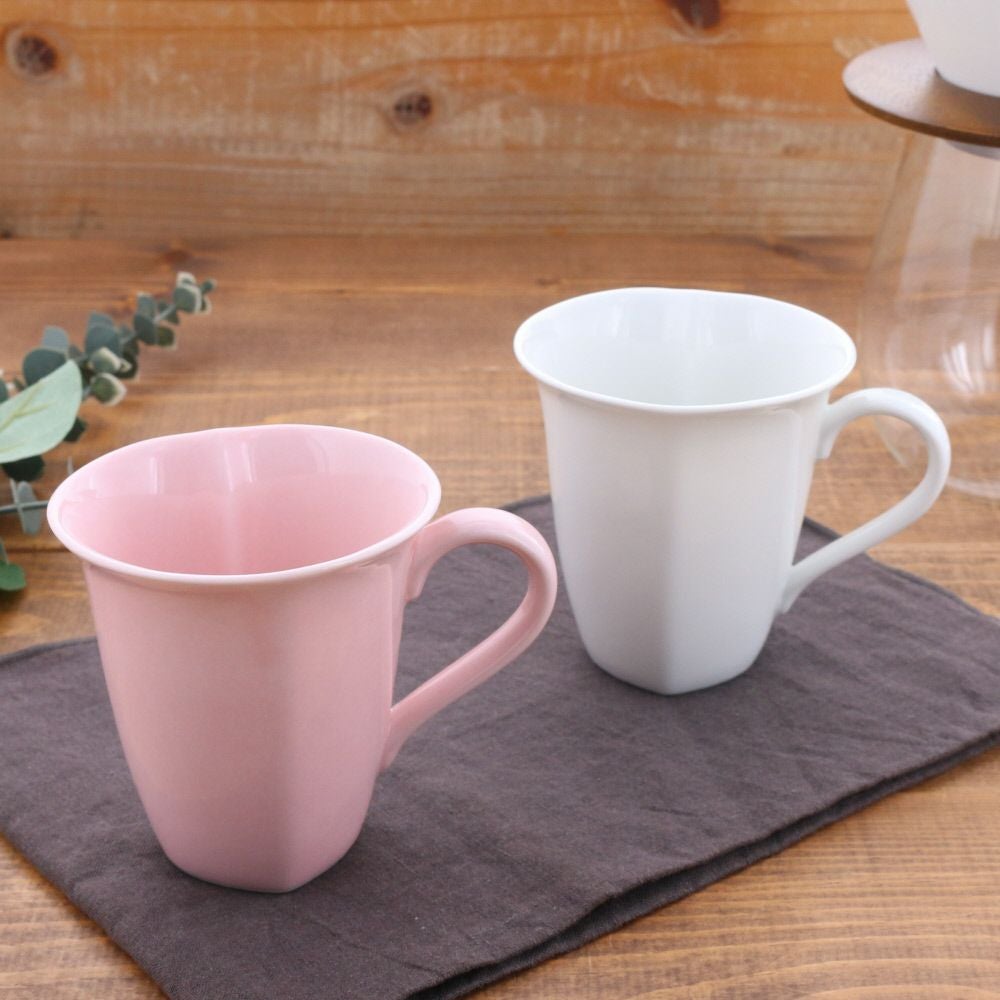 ペアで揃えたいハート型の飲み口のマグカップ