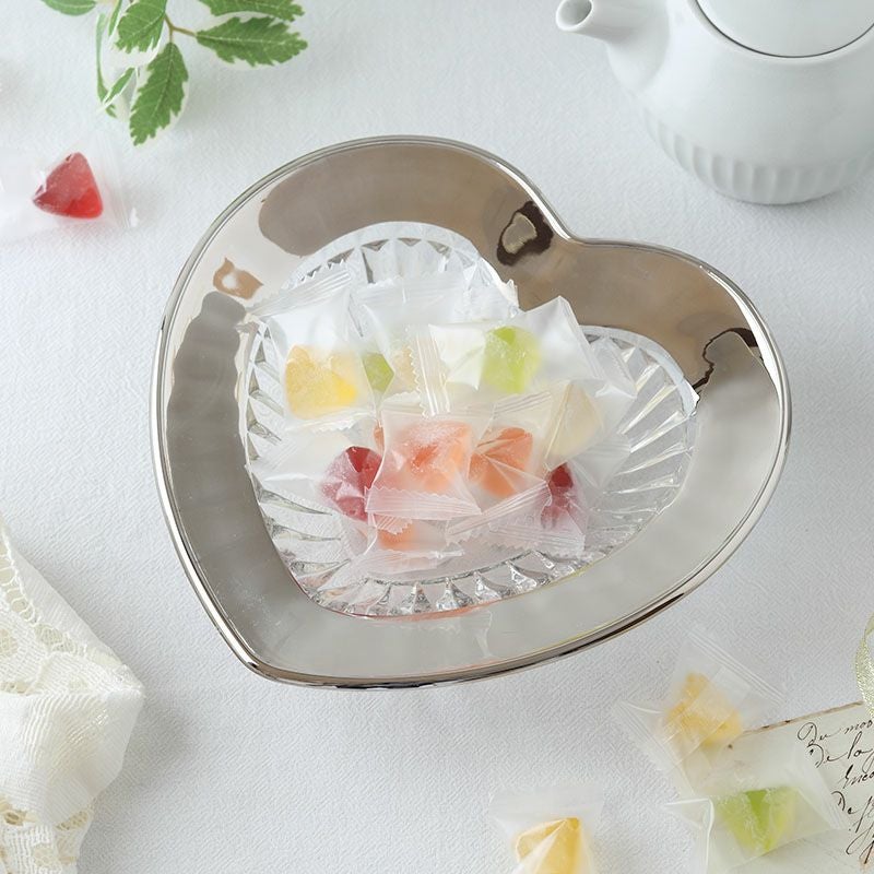 食卓に高級感をプラスしてくれるゴージャスなガラス食器