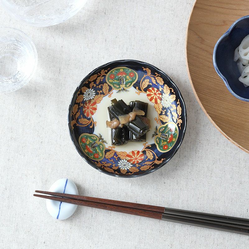 菊の柄が施された美しい小皿