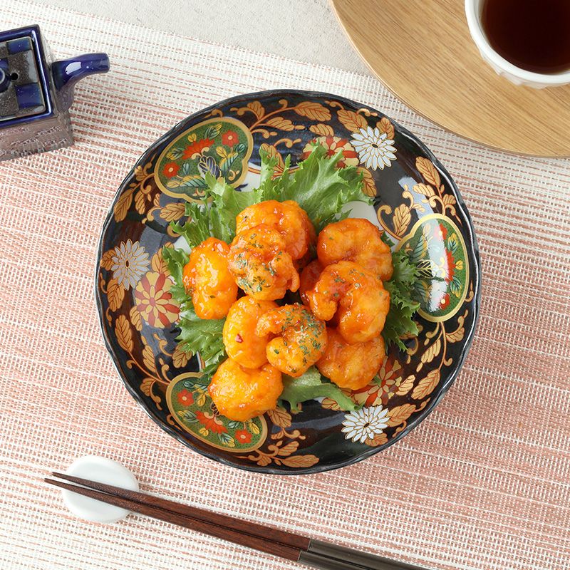 菊の柄が施された美しい中皿