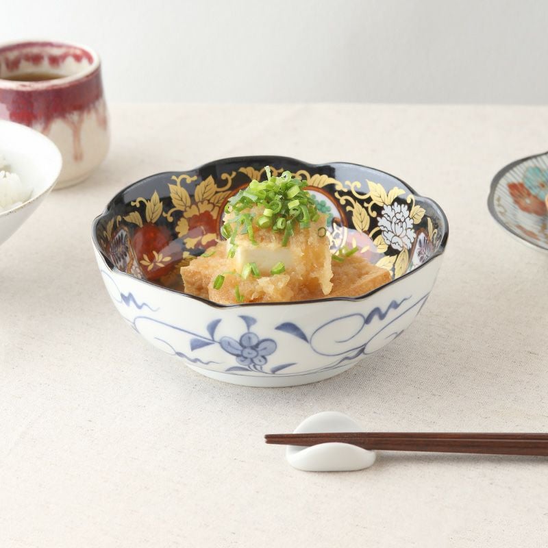 繊細で華やかな金彩牡丹の装飾