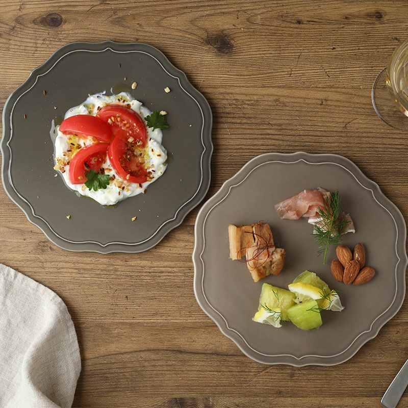 リムが美しいおしゃれなプレート