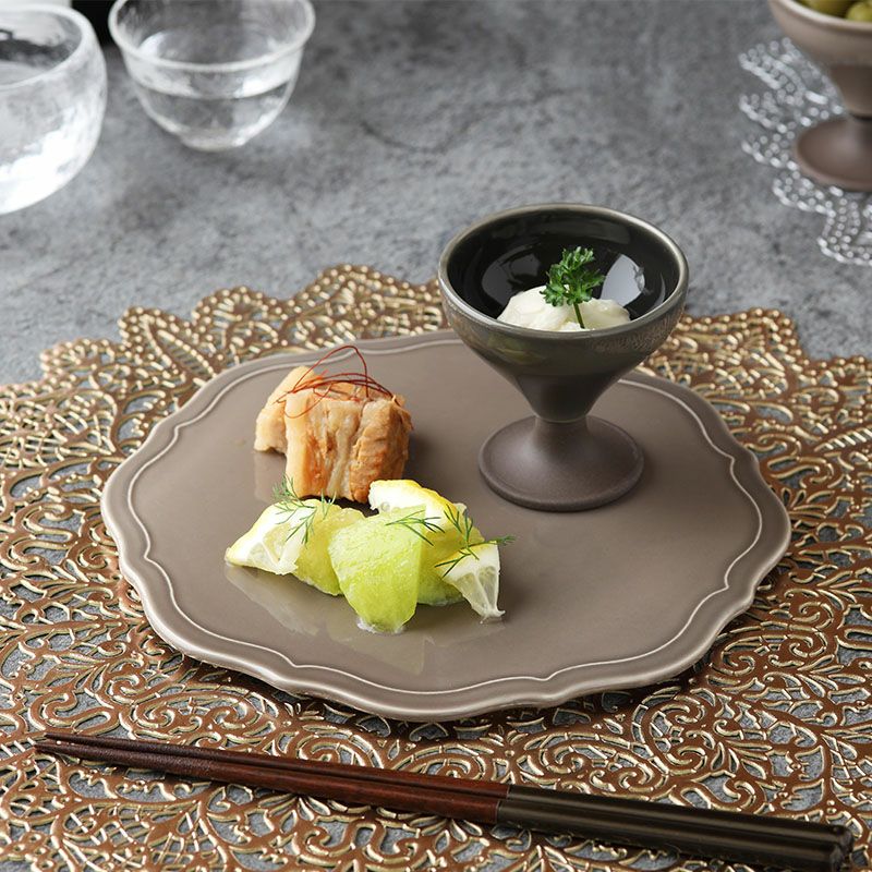 リムが美しいおしゃれなプレート