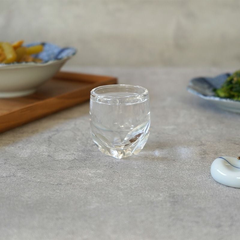 Blue Cup ガラス専門店｜能登島ガラス工房｜Sake ￼ぐい呑みグラス16とキャビネット 能登藍 ぐい呑み 流 木製ラック・ウッドラック