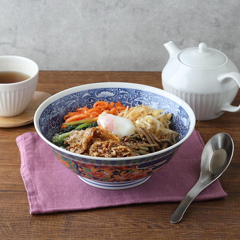 上品な絵柄が料理を引き立てる中華どんぶり。