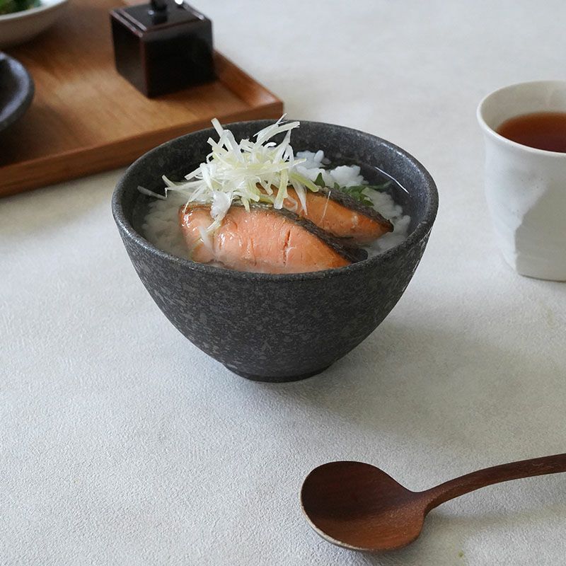 お料理の色が映える黒色の小さな丼