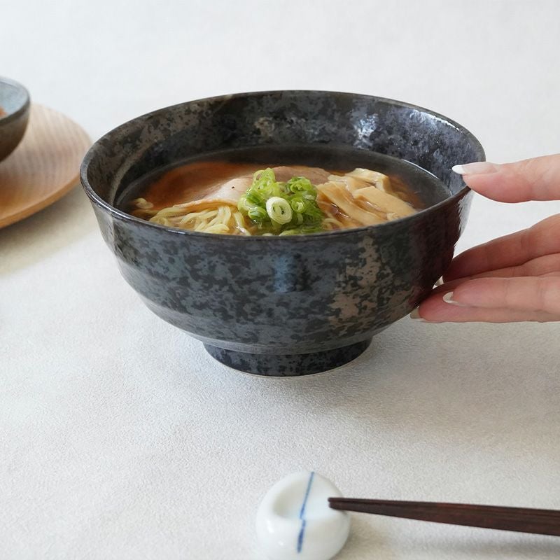 2色から選べる、生活に馴染むどんぶり