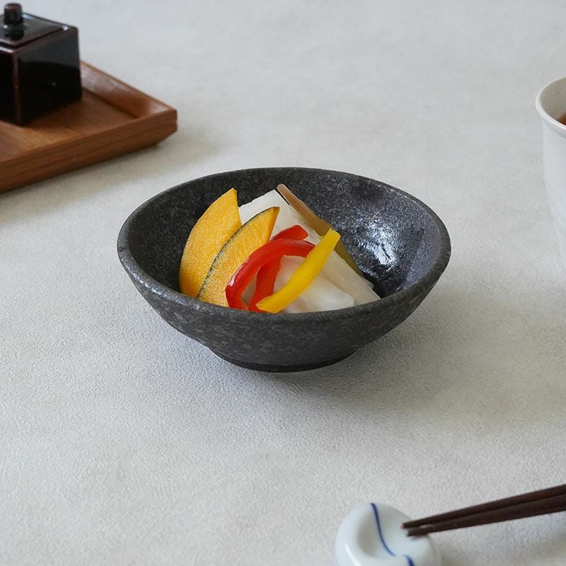 お料理の色が映えるシックな和食器小鉢