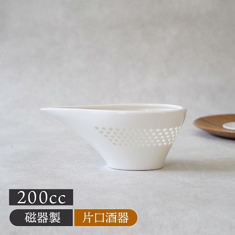 透き通るデザインが繊細で上品な片口酒器