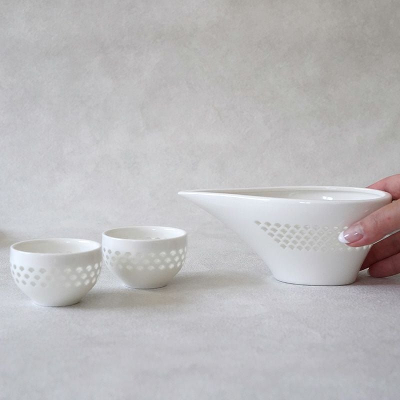 透き通るデザインが繊細で上品な片口酒器