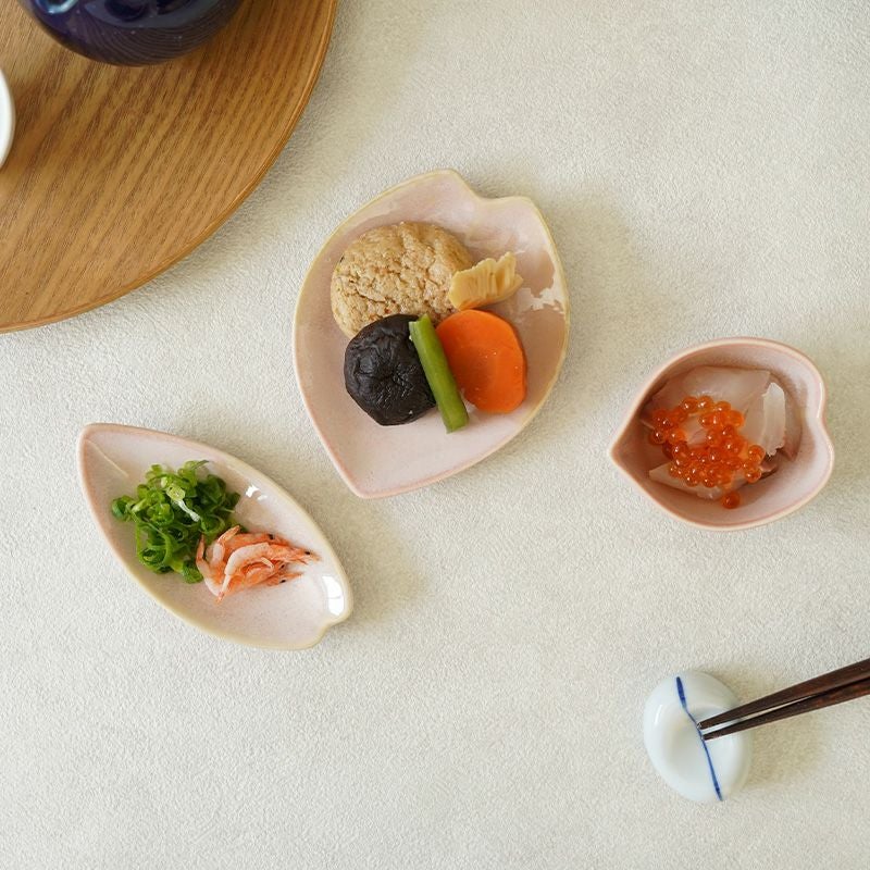 食卓が華やぐ、桜の花がモチーフの小皿