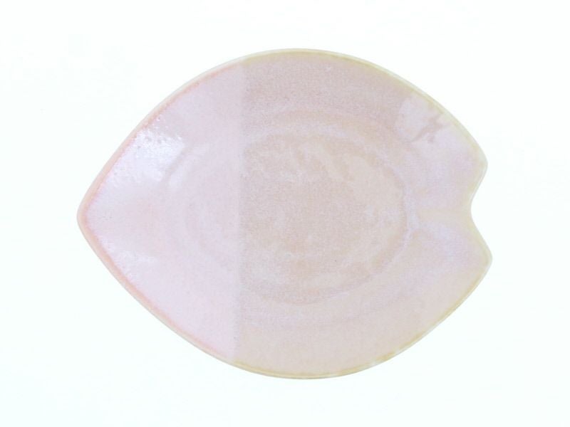 食卓が華やぐ、桜の花がモチーフの小皿