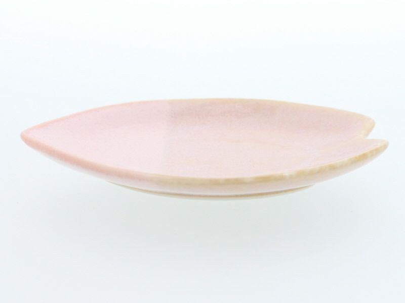 食卓が華やぐ、桜の花がモチーフの小皿