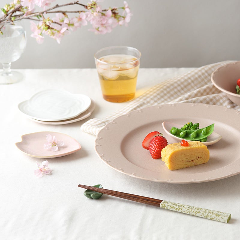 食卓が華やぐ、桜の花がモチーフの小皿
