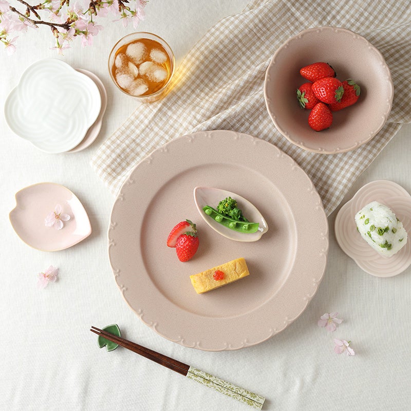 食卓が華やぐ、桜の花がモチーフの小皿