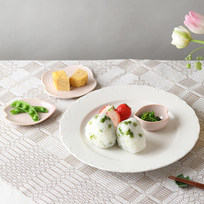 食卓が華やぐ、桜の花がモチーフの小皿
