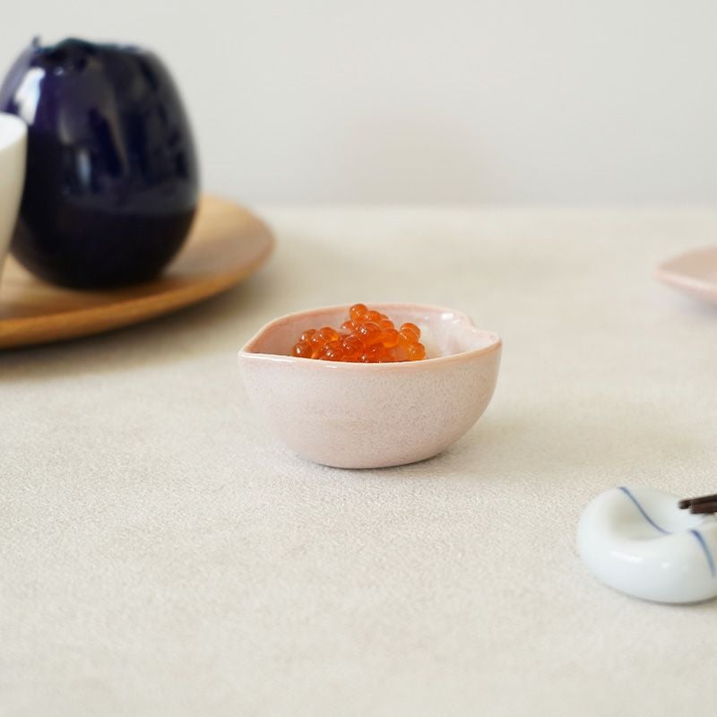 食卓が華やぐ、桜の花がモチーフの小鉢