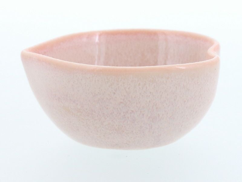 食卓が華やぐ、桜の花がモチーフの小鉢