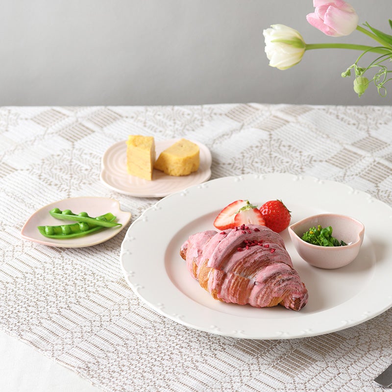 食卓が華やぐ、桜の花がモチーフの小鉢