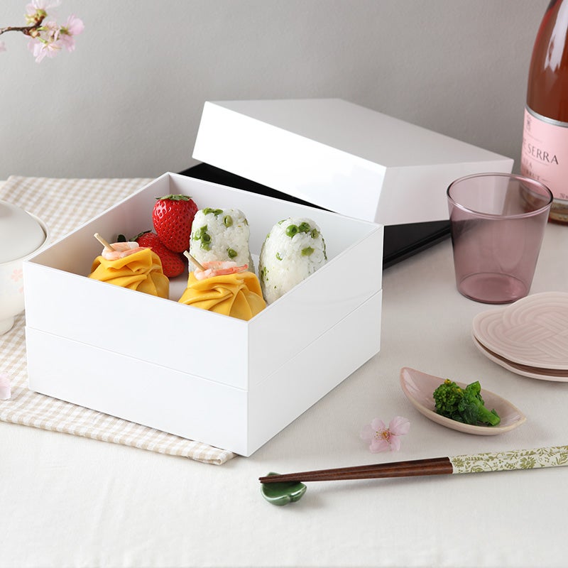 食卓が華やぐ、桜の花がモチーフの小皿