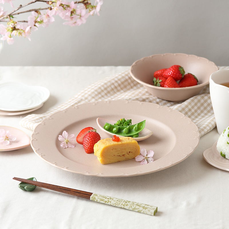 食卓が華やぐ、桜の花がモチーフの小皿