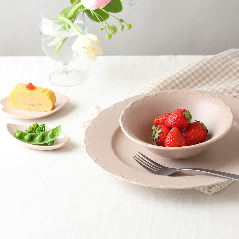 食卓が華やぐ、桜の花がモチーフの小皿