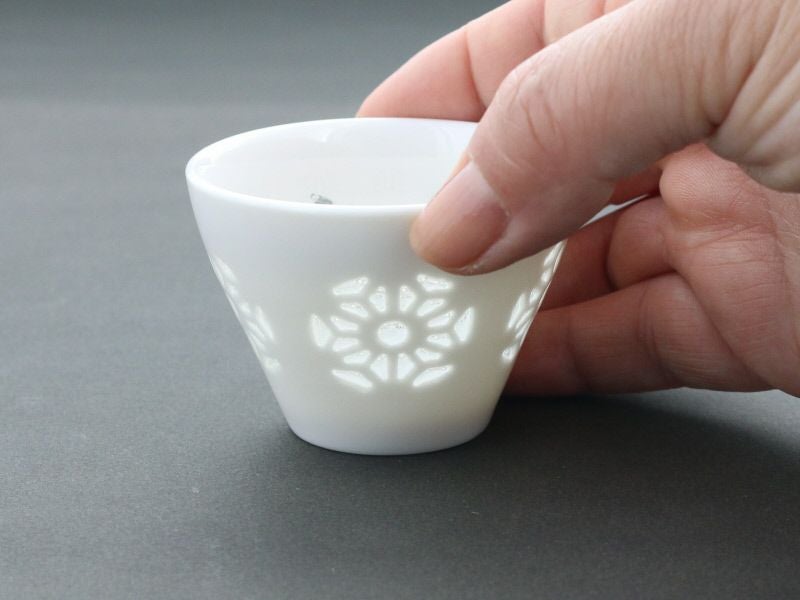 透かし模様が美しい小鉢。