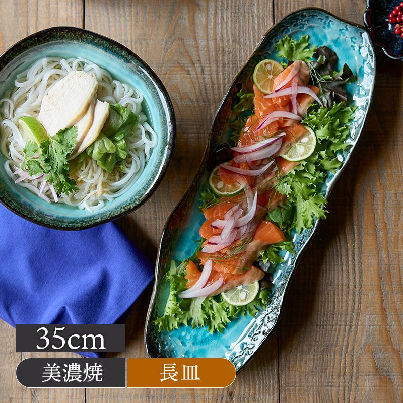 食卓に和の風情を添える、舟型デザインの皿。