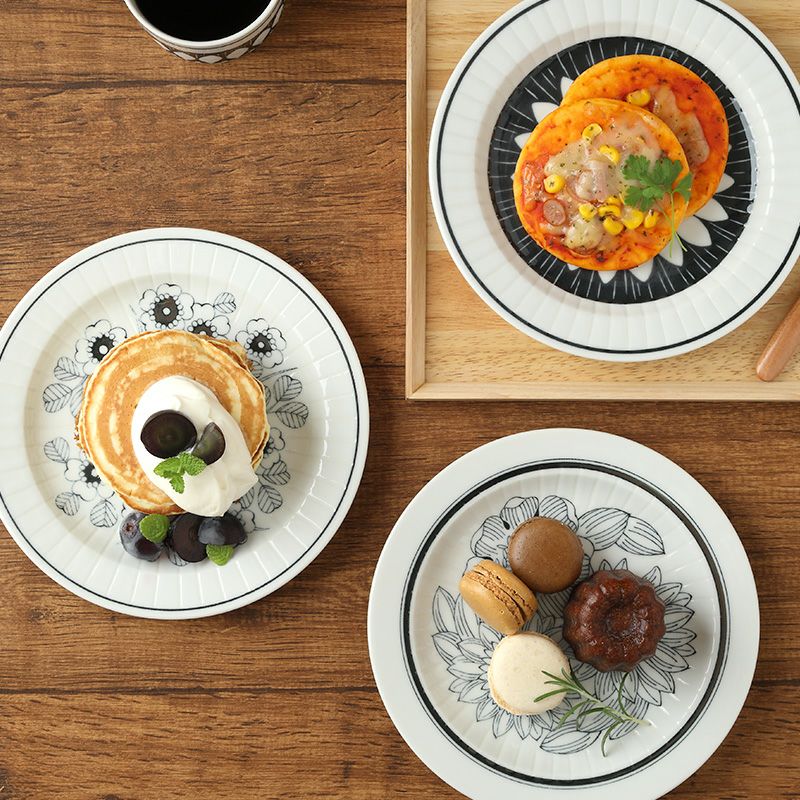 シックで華やかな花柄のケーキプレート。