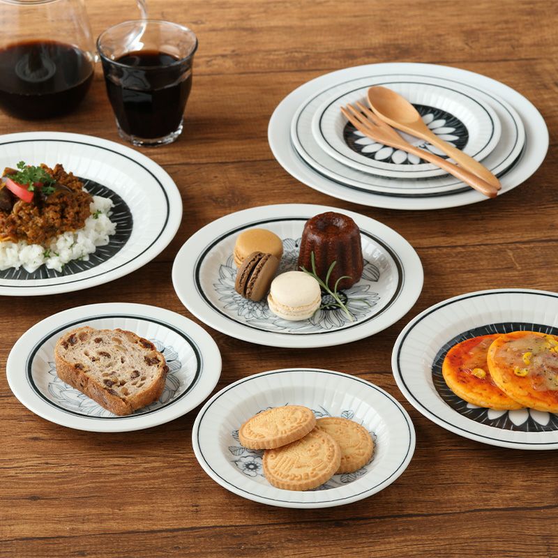 シックで華やかな花柄のケーキプレート。