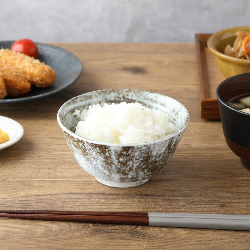 和の趣が楽しめるお茶碗。