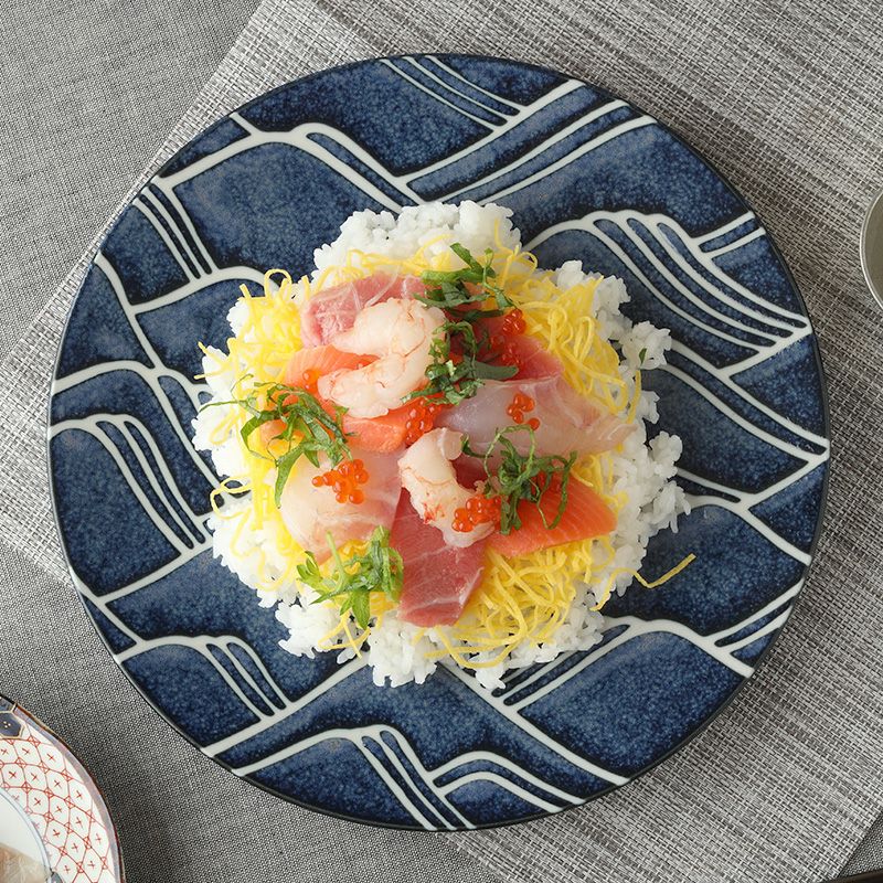 波を思わせるダイナミックな光琳波柄のプレート