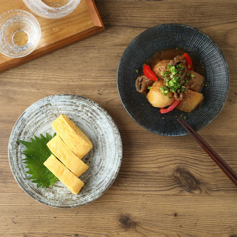 複雑な色味と繊細な凹凸でシンプルでも上品なプレート